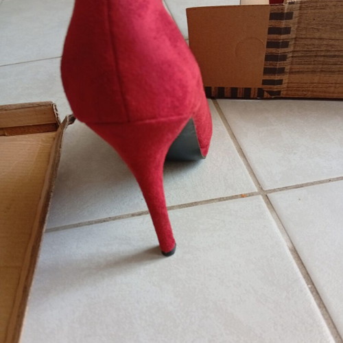 Red Kastoria Pumps Size 39 Like New, 9 cm Heel