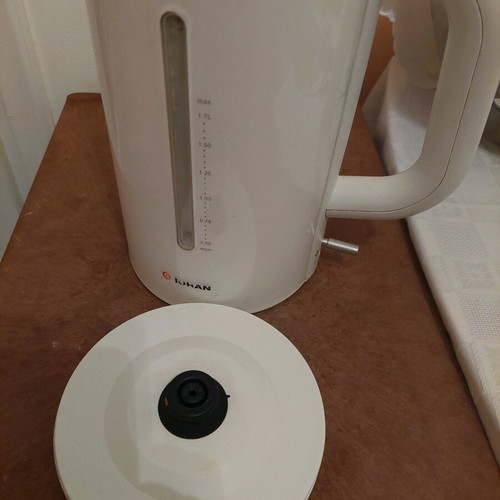 Johan kettle 2L white, lightly used, liquid indicator, 1850-2200W