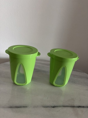 Tupperware cups with lids, set of 2