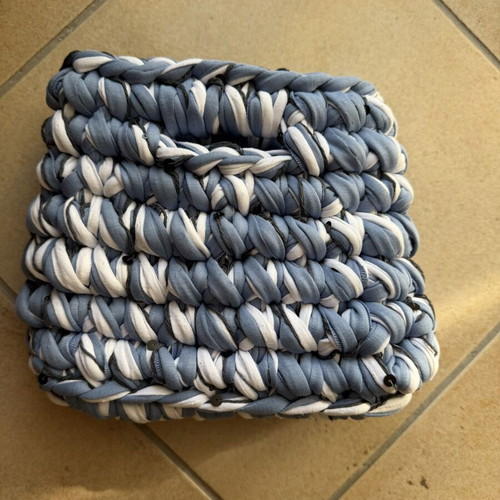 Small knitted handbag, white and blue