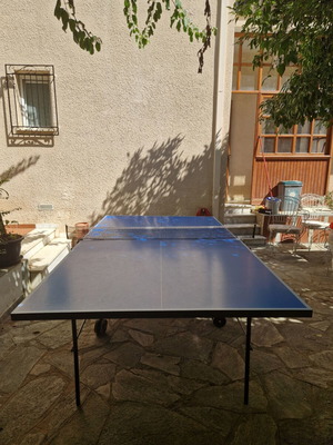 Ping pong table like new, outdoor foldable