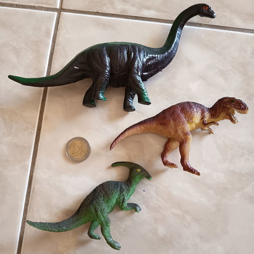 Plastic dinosaurs used, set of 3 figures