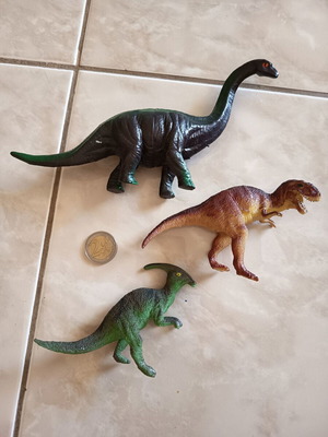 Plastic dinosaurs used, set of 3 figures