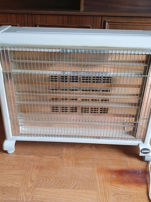 Θερμάστρα αλογόνου 2600watt με ροδάκια σαν καινούργια, λευκού χρώματος
