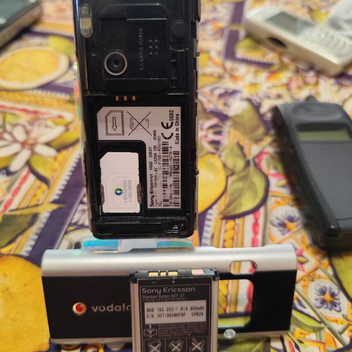 Sony Ericsson V600i vintage mobile phone used, black