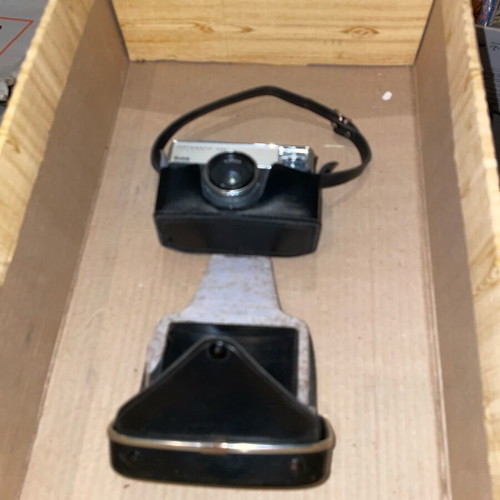 Kodak Instamatic 233 126 film camera like new with leather case