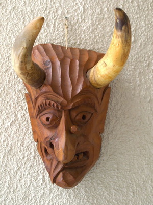 Παραδοσιακή ξύλινη μάσκα Krampus μεταχειρισμένη με κέρατα