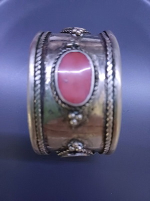 Vintage bracelet used with 3 flat stones