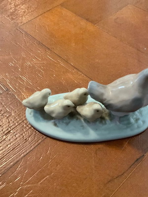 Αγαλματάκι Lladro μεταχειρισμένο με τσάκισμα στο κεφάλι της κότας, 12 εκ.