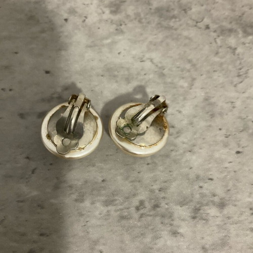 Clip-on pearl earrings like new, fashion jewelry