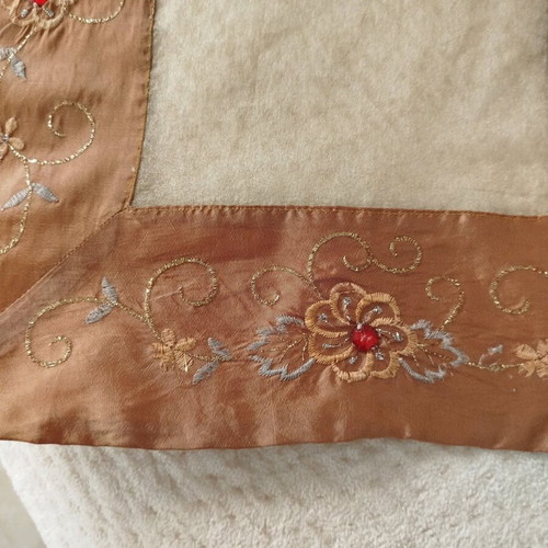 Table runner like new, dimensions 42x105