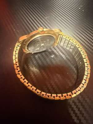 Women's watch used, battery needed
