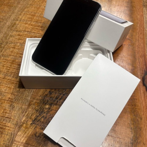 Apple iPhone XR 64 GB white like new with new battery
