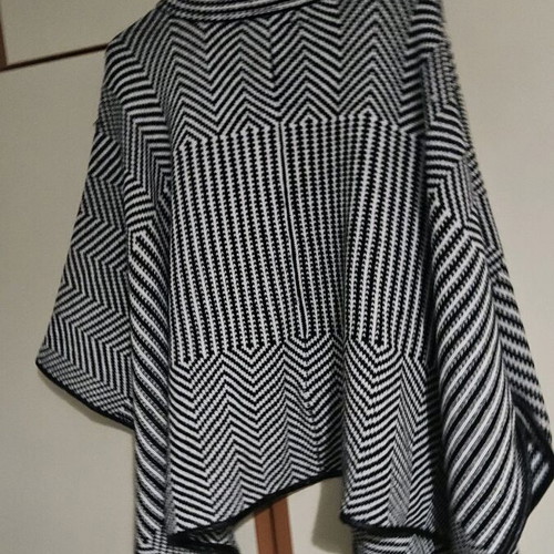 Overcoat cape winter like new, black and white