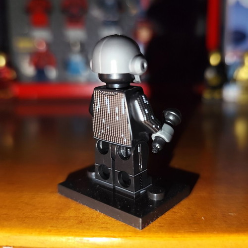 Μινιφιγούρα Lego Thomas Bangalter σαν καινούργιο με μικρόφωνο και βάση