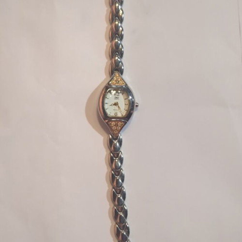Q&Q women's wristwatch like new, bracelet style with gold strass