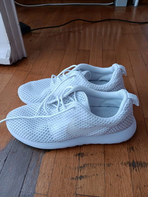 Nike athletic shoes size 42 like new, white
