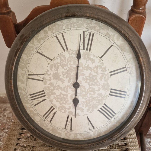 Wall clock like new, analog