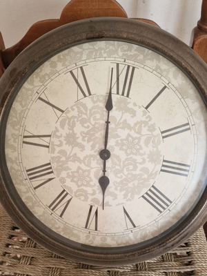 Wall clock like new, analog