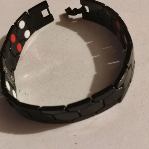 Therapeutic bracelet with magnets new, black