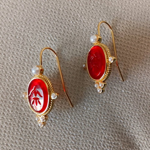 Earrings with red stone and small pearls new