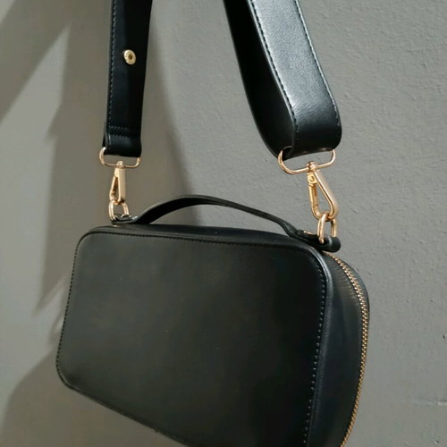 DeeZee shoulder bag like new, black with gold details
