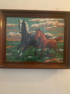 Κεντημένος πίνακας σαν καινούργιος με καφέ ξύλινη κορνίζα και άλογα