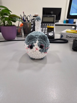 Πλεκτή χειροποίητη λούτρινη γάτα amigurumi σε γκρι και λευκό