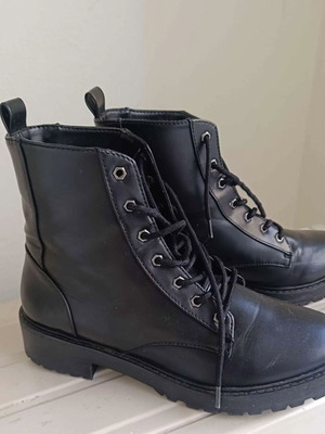 Bershka boots No 37 in like new condition, black