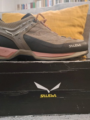 Salewa hiking shoe 38.5 leather like new brown