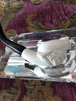 Crystal ashtray and white pipe new, elegant and unique