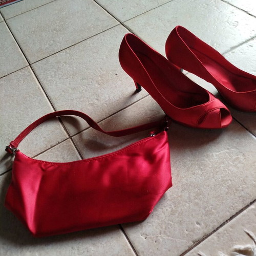 Set of size 40 pumps and satin bag like new, red