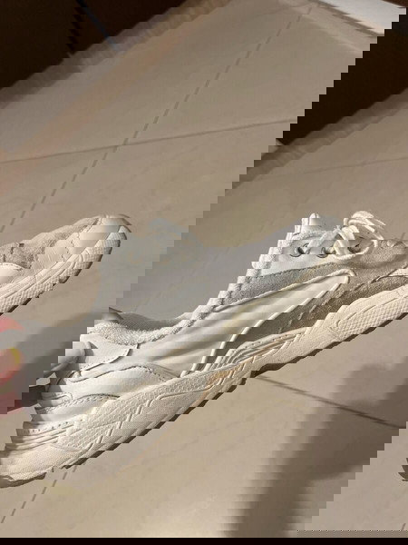 Γυναικεία sneakers Gant σε λευκό ιβουάρ χρώμα σε συνδυασμό με ανοιχτό γκρι
