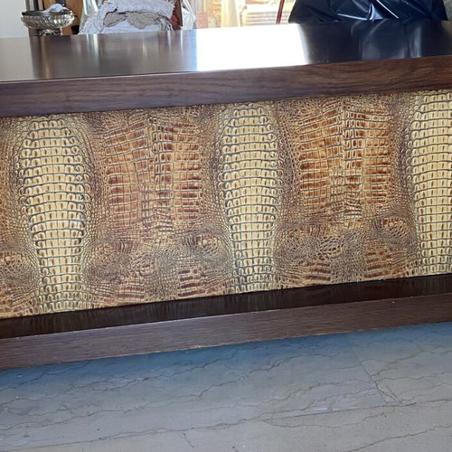 Coffee table like new with dark wood and crocodile leather texture