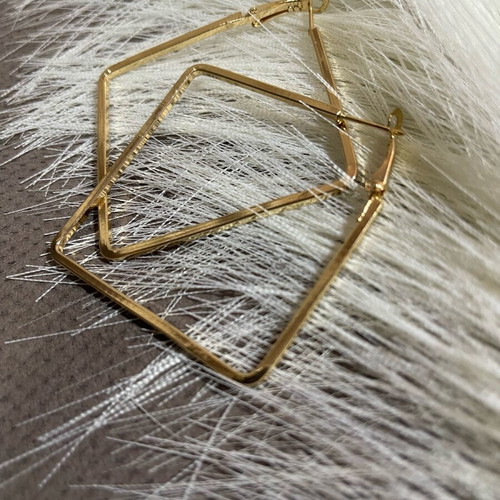 Square-shaped earrings new, modern geometric hoop style