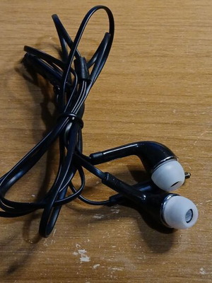 Nokia mobile earbuds like new, compatible with Nokia
