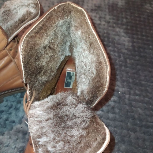 Leather brown boots like new with fur lining