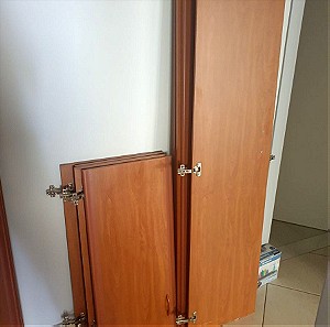 Πόρτες ντουλάπας ρούχων σε άριστη κατάσταση