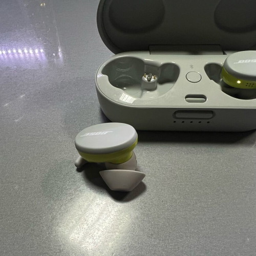 Bose QuietComfort Earbuds new with USB-C charging case
