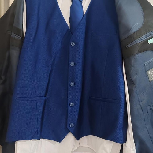 Bertolucci Milano men's suit new, size 58 with vest, shirt, tie and pocket square