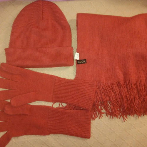 Doca scarf hat gloves set like new, rotten apple shade