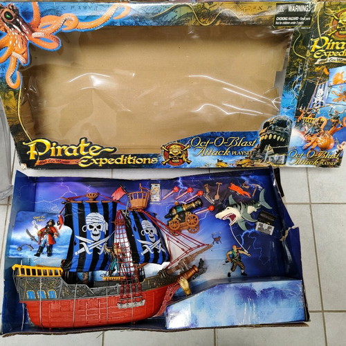 Pirate ship new with many extra accessories