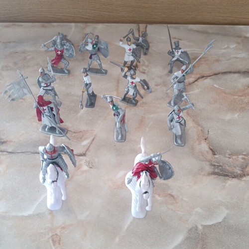 Set of 14 Crusaders and 2 Knights figures