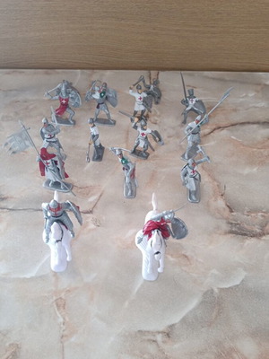 Set of 14 Crusaders and 2 Knights figures