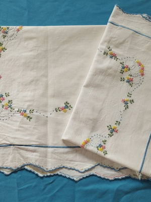 Vintage embroidered pillowcases pair with buttons, like new, 70x46 cm