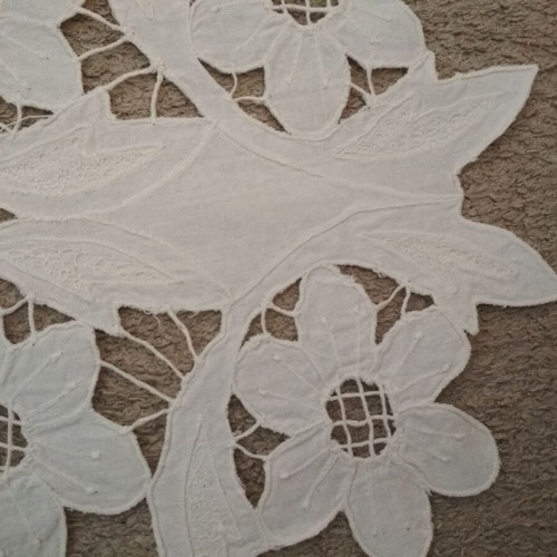 Set of two cut table runners used, white color