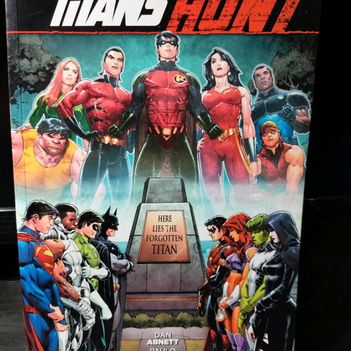 Titans Hunt comic in like new condition