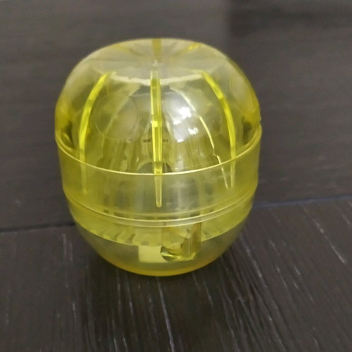 Pack of 2 lemon squeezer and plastic cup like new