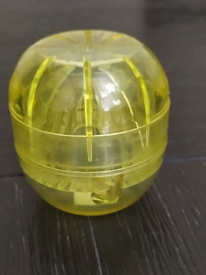 Pack of 2 lemon squeezer and plastic cup like new