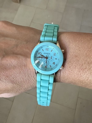 Geneva women's watch mint color, like new, needs battery